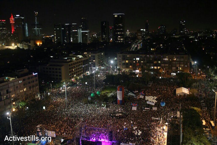 Tens of thousands of people gather in Tel Aviv at a rally to mark 20 years since the assassination of Prime Minister Yitzhak Rabin, Rabin Square, Tel Aviv, October 31, 2015. (Oren Ziv/Activestills.org)