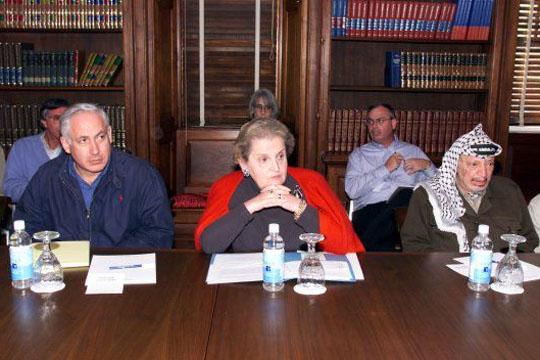 U.S. Secretary of State Madeleine Albright (C), Israeli Prime Minister Benjamin Netanyahu (L) and Palestinian leader Yasser Arafat (R) in Houghton House at the Wye River Conference Center, during the Wye River Memorandum talks, October 16, 1998. (US Gov photo)