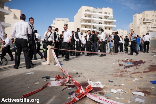 Israeli Jews at the scene of an attempted stabbing in Beit Shemesh, outside of Jerusalem, October 22, 2015. The two suspected Palestinian attackers were shot by Israeli police. (Yotam Ronen/Activestills.org)