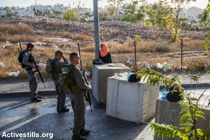 Israeli police and stop and check Palestinians going out of the East Jerusalem neighborhood of Jabel Mukaber, October 15, 2015, Jerusalem, Israel. (photo: Yotam Ronen/Activestills.org)