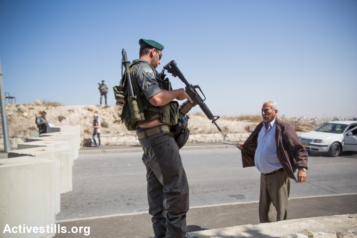 Israeli police and stop and check Palestinians going out of the East Jerusalem neighborhood of Issawiya on October 15, 2015,  Jerusalem, Israel. (Yotam Ronen/Activestills.org)