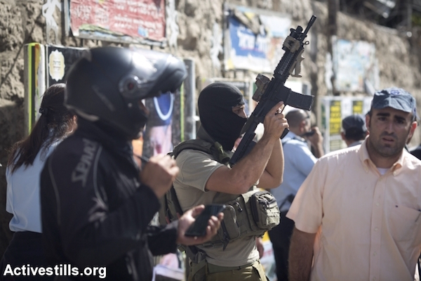 An officer from a special Israeli police unit at the scene of a terror attack in Jerusalem, October 13, 2015. (Oren Ziv/Activestills.org)