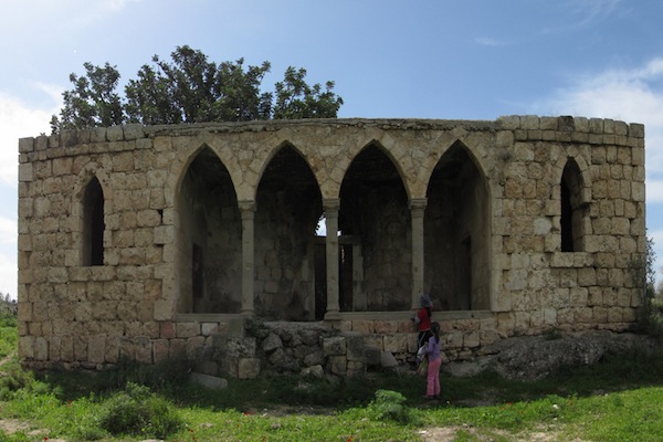 The remains of a historic mansion from the Palestinian village of Beit Jibrin, now part of Kibbutz Beit Guvrin. (photo: צולם על ידי שלומי שטרית)