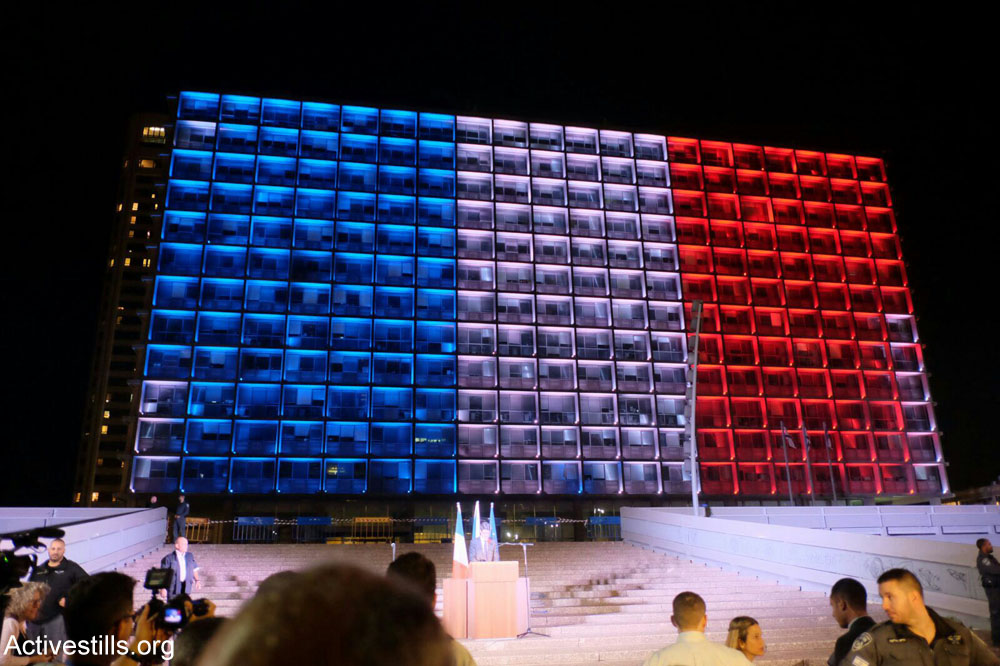 Tel Aviv city hall lit up in the colors of the French flag during a solidarity vigil, Rabin Square, November 14, 2015. (Yotam Ronen/Activestill.org)