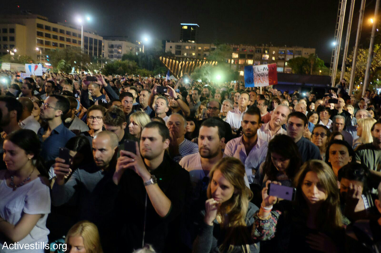 Israelis attend a solidarity vigil for the victims of the terror attacks in Paris, Rabin Square, Tel Aviv, November 14, 2015. (Yotam Ronen/Activestill.org)