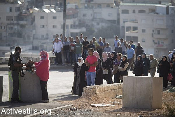 Israeli border policemen stop and check Palestinians going out of the East Jerusalem neighbourhood of Issawiya, on October 15, 2015. Israel set up checkpoints in the Palestinian neighbourhoods of east Jerusalem and mobilised hundreds of soldiers as a collective punishment after recent attacks by Palestinians. (Activestills.org)
