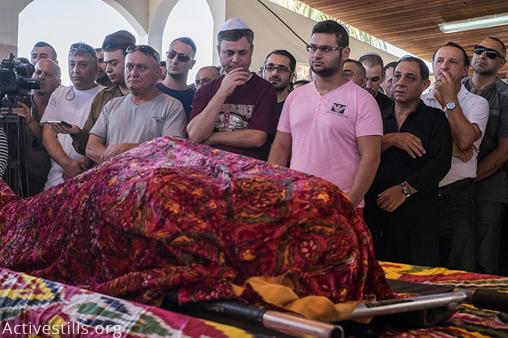Relatives and family members of Aviram Reuven, 50, participate in his funeral on November 20, 2015 in Ramle, Israel. Reuven was killed with another Israeli on 19 November in a stabbing attack carried out by a Palestinian men a day earlier. (Activestills.org)