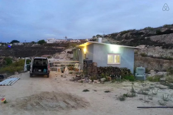 A photo from the AirBnB listing in Havat Gilad (Screenshot)