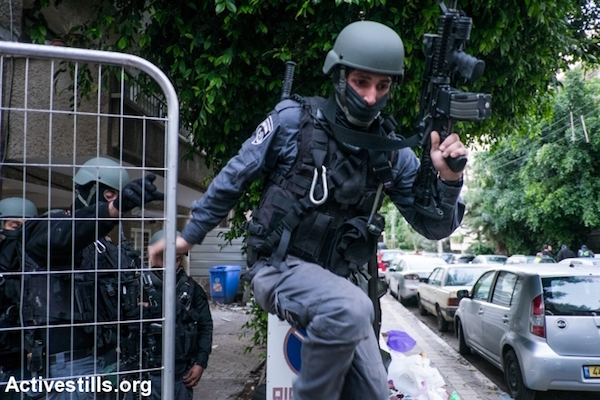 Israeli police conduct house-to-house searches for the suspect in a shooting that killed two people in central Tel Aviv, January 1, 2016. (Yotam Ronen/Activestills.org)
