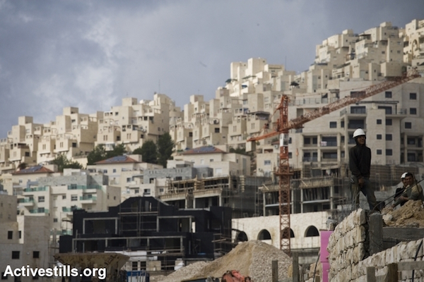 Construction takes place in the illegal Israeli settlement of Har Homa in between Jerusalem and Bethlehem, West Bank. (Oren Ziv/Activestills.org)