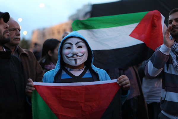 Young Palestinians demonstrate against the Prawer Plan in East Jerusalem, November 30, 2013. (Photo: Activestills.org)