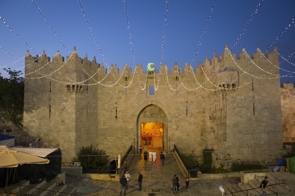 Palestinians arriving for the West Bank walk into Danascus gate in Jerusalem'd old city, on their way to pray at the Al-Aqsa Mosque in Jerusalem, on the second Friday of the Muslim holy month of Ramadan, June 26, 2015. (photo: Activestills.org)