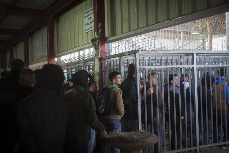 Thousands upon thousands of people pass through the Qalandiya checkpoint every day. (Activestills.org)