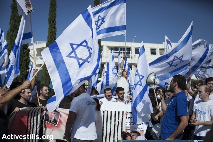 Right-wing activists from ‘Im Tirzu’ protest at the entrance to the Tel Aviv University, November 20, 2014. (photo: Shiraz Grinbaum/Activestills.org)
