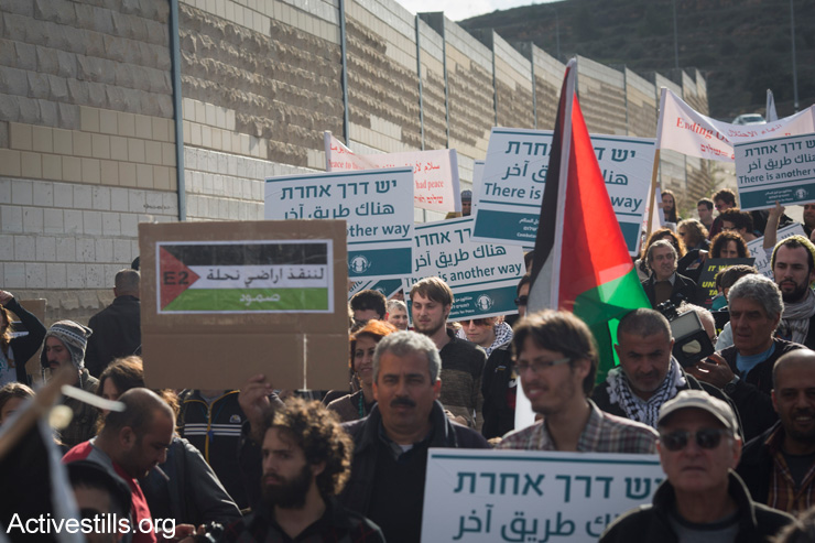Israeli and Palestinians protest against the occupation on the West Bank's main Jerusalem-Hebron highway in full view of Israeli settlers, Beit Jala, West Bank, January 15, 2016. (Activestills.org)