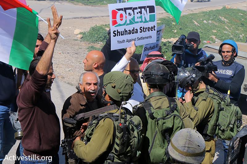 Israeli soldiers declare a closed military zone during a protest in the West Bank city of Hebron, February 26, 2016. (photo: Ahmad al-Bazz/Activestills.org)