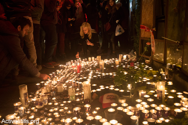 Israelis attend a candlelight vigil at the scene of a shooting spree that left three people dead in Tel Aviv a day earlier, January 2, 2016. The shooter, a Palestinian citizens of Israel, was eventually killed in a shootout with police. (Activestills.org)