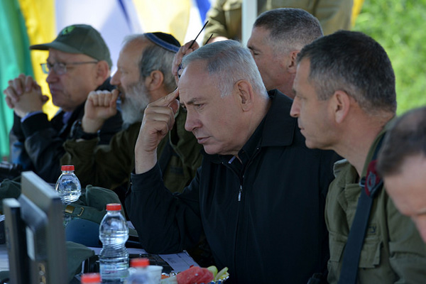 Prime Minister Benjamin Netanyahu observes military drill in the occupied Golan Heights, April 11, 2016. (Kobi Gideon/GPO)
