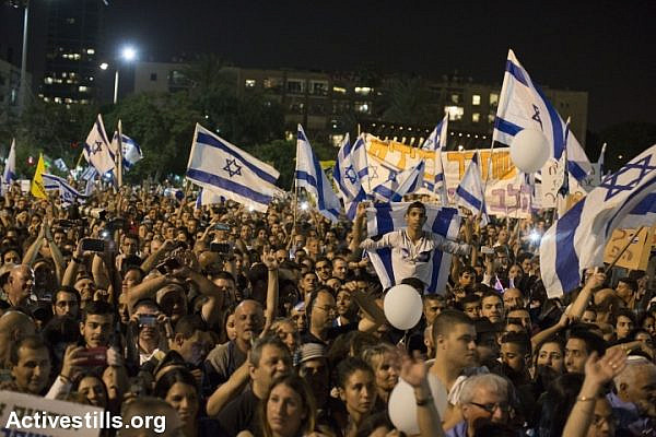 Thousands of Israelis demonstrate in support of Elor Azaria, a soldier who was indicted for shooting an incapacitated Palestinian stabbing suspect, April 19, 2016. (Oren Ziv/Activestills.org)