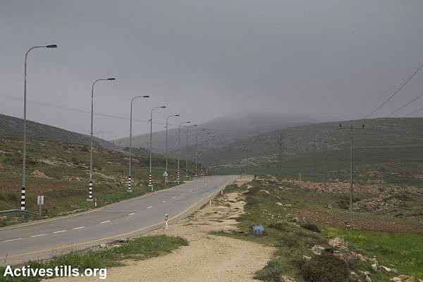A road leading through the West Bank. (Oren Ziv/Activestills.org)