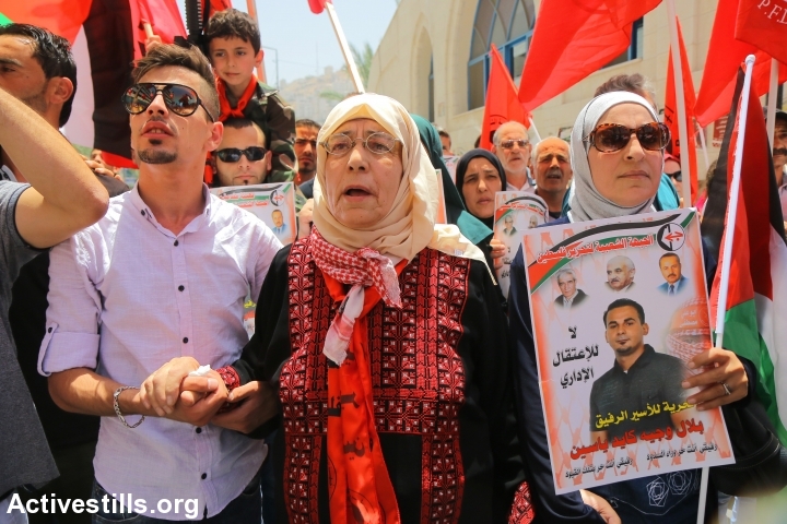 The mother of the Palestinian prisoner Bilal Kayed (center) takes part in a protest in solidarity with her son, Nablus West Bank, June 14, 2016. (photo: Ahmad al-Bazz/Activestills.org)