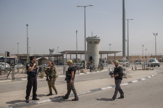 Israel soldiers and private security guards at the Qalandiya checkpoint shortly after the two siblings were shot, April 27, 2016. (Yonatan Sindel/Flash90)