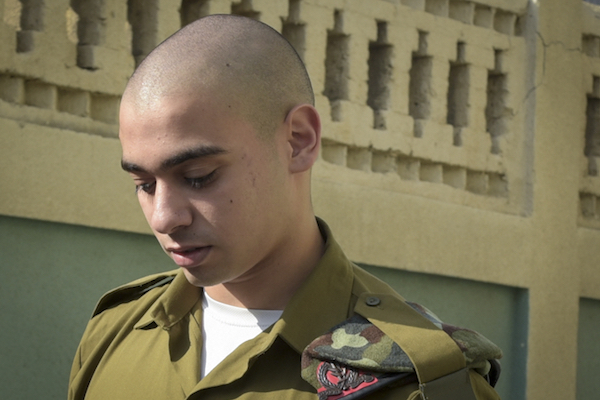 Elor Azaria enters the Jaffa military court where he is on trial for manslaughter for summarily executing a disarmed Palestinian attacker, July 24, 2016. (Flash90)