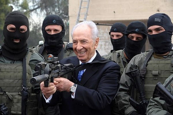 President Shimon Peres visits an Israeli police counter-terrorism unit in 2011. (Amos Ben Gershom/GPO)
