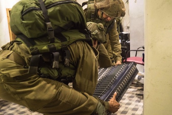 Israeli soldiers confiscate equipment from the A-Sanabel radio station, Dura, West Bank, August 31, 2016. (IDF Spokesperson)