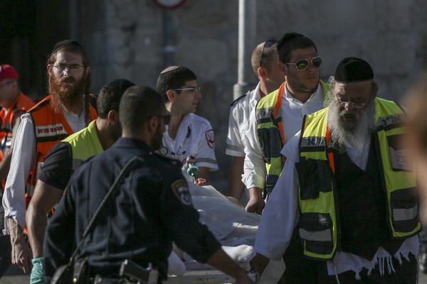 Israeli security forces at the scene of a stabbing attack at Herod's Gate in Jerusalem, September 19, 2016. A Palestinian stabbed two Police officers before being shot by police. (Yonatan Sindel/Flash90)