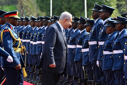 Prime Minister Benjamin Netanyahu inspects an honor guard in Nairobi, Kenya, on July 5, 2016 (Kobi Gideon / GPO).