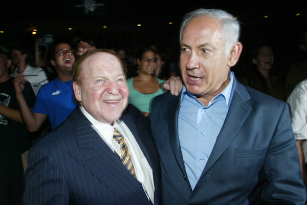 Sheldon Adelson embraces Benjamin Netanyahu. (Olivier Fitoussi/Flash90)