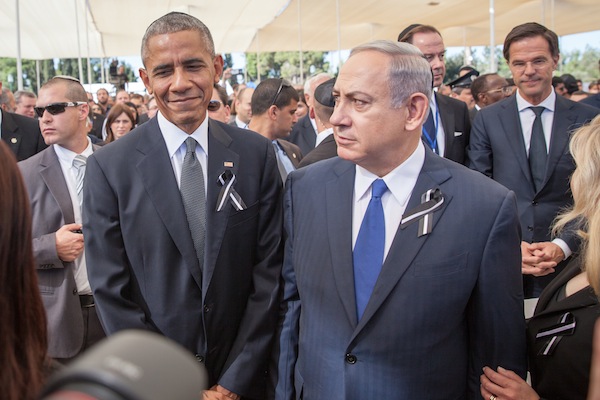 Prime Minister Benjamin Netanyahu and U.S. President Barack Obama seen during the funeral ceremony for late former President Shimon Peres at Mount Herzl, Jerusalem, on September 30, 2016. (Emil Salman/Flash90)
