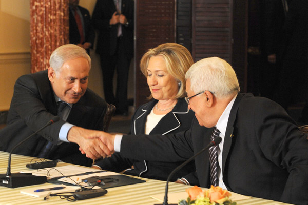 U.S. Secretary of State Hillary Clinton watches as Israeli Prime Minister Netanyahu and Palestinian President Abbas shake hands, Washington, September 2, 2010. (Moshe Milner/GPO)