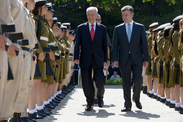 Colombian President Juan Manuel Santos and then Israeli President Shimon Peres in Jerusalem, June 10, 2013. (Mark Neyman/GPO)
