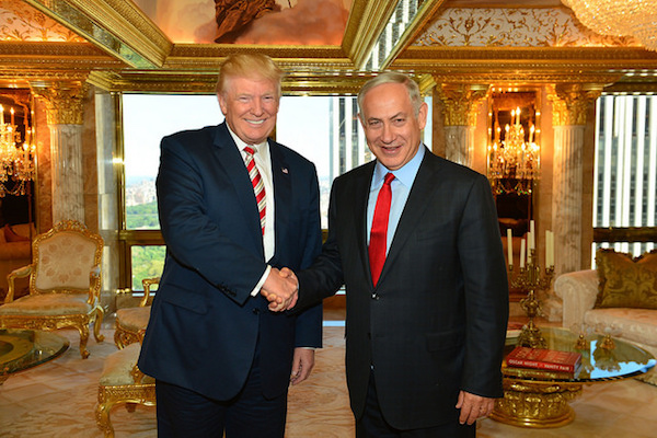 Donald Trump poses for a photo with Israeli Prime Minister Benjamin Netanyahu in New York, September 25, 2016. (Kobi Gideon / GPO)