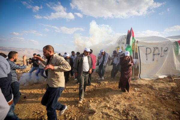 Israeli troops disperse Palestinian and Israeli activists who erected a protest ‘outpost’ in the Jordan Valley, West Bank, November 17, 2016. (Flash90)