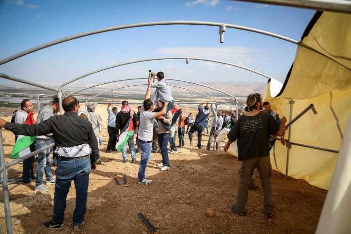 Palestinian erect a tent at the ‘Yasser Arafat outpost,’ a nonviolent action protesting two new Israeli settlement outposts in the area, Jordan Valley, West Bank, November 17, 2016. (Flash90)