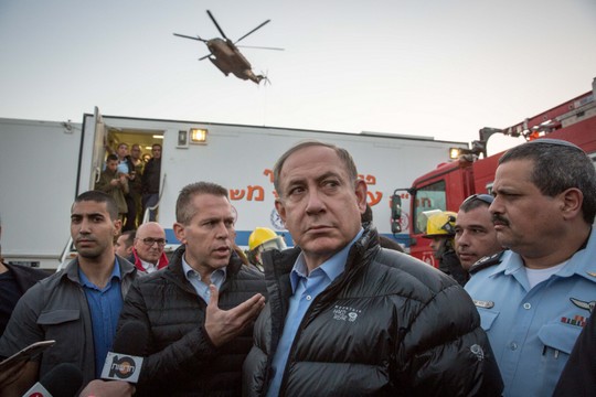 Prime Minister Benjamin Netanyahu stands alongside Police Chief Roni Alsheikh (right) and Public Security Minister Gilad Erdan (left) in Zichron Ya'akov, northern Israel, November 23, 2016. (Emil Salman/Flash90)