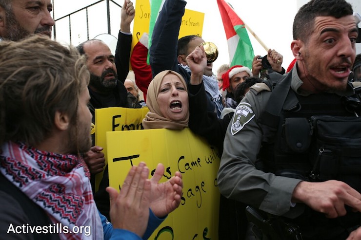 Demonstrators protest the occupation in Bethlehem, West Bank, December 23, 2016. (Activestills)