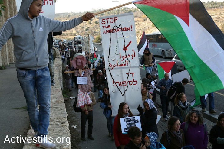 Palestinians and Israelis march along Route 60, West Bank, December 16, 2016. (Keren Manor/Activestills)