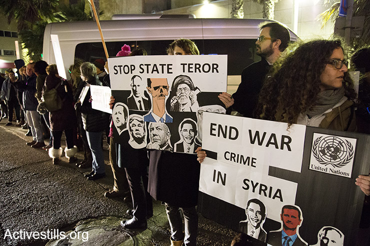 Protesters demonstrate in solidarity with Syrians, Tel Aviv, December 18, 2016. (Keren Manor/Activestills)
