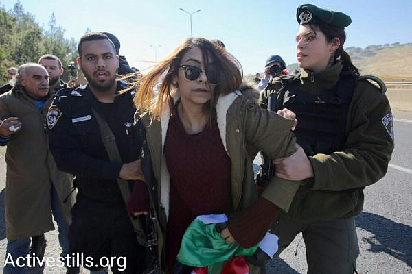 Israeli police arrest Palestinian demonstrators outside the re-established Bab al-Shams protest village, Ma'ale Adumim, January 20, 2017. (Activestills.org)