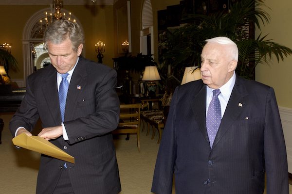 U.S. President George W. Bush presents Israeli Prime Minister Ariel Sharon with a letter regarding the Israeli disengagement plan, which would later become known as the Bush-Sharon letter, April 14, 2004. (Avi Ohayon/GPO)