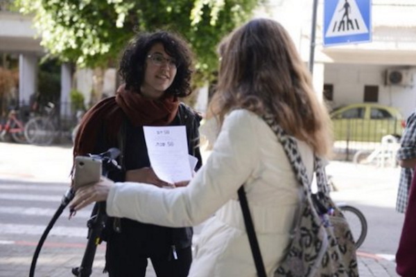 Activists circulate a petition in support of Israel conscientious objectors, Tel Aviv. (Einav Zilber)