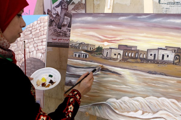 Palestinian artists paint artwork during a rally marking the Nakba anniversary in the West Bank city of Hebron, May 15, 2016. (Wisam Hashlamoun/Flash90)
