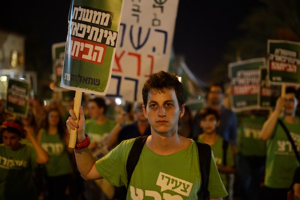 Thousands of left-wing activists call for the resignation of Israeli Prime Minister Benjamin Netanyahu in response to the increase in violent Palestinian attacks, Rabin Square, Tel Aviv, October 25, 2015. (photo: Gili Yaari/Flash90)