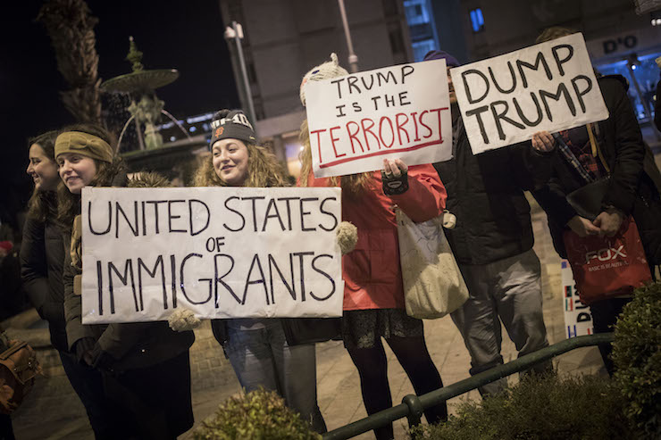 Protesters near the prime minister's residence, demonstrating against Trump’s recent refugee and Muslim ban, Jerusalem, January 29, 2017. (Yonatan Sindel/Flash90)