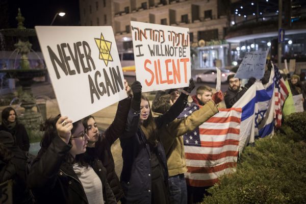 Protesters near the prime minister's residence, demonstrating against Trump’s recent refugee and Muslim ban, Jerusalem, January 29, 2017. (Yonatan Sindel/Flash90)