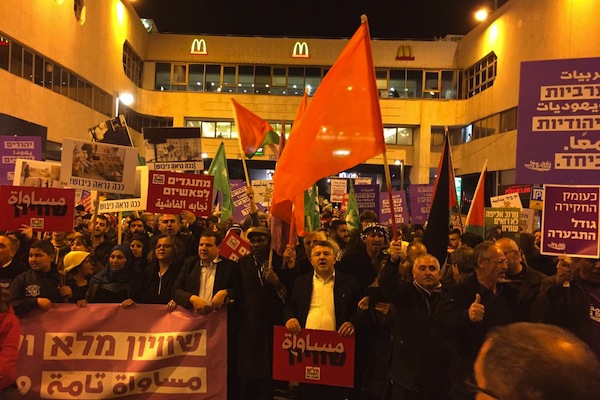 Thousands of Palestinian and Jewish Israelis march outside Tel Aviv's Dizengoff Center against home demolitions and in support of equality, February 4, 2017. (Haggai Matar)